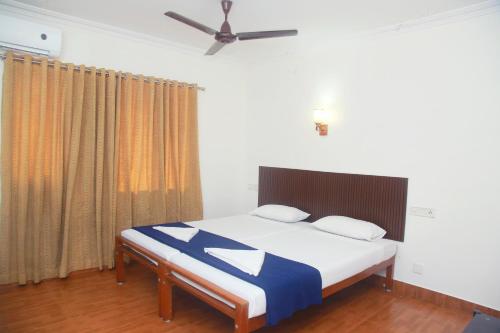 Ένα ή περισσότερα κρεβάτια σε δωμάτιο στο Hotel Srinivas