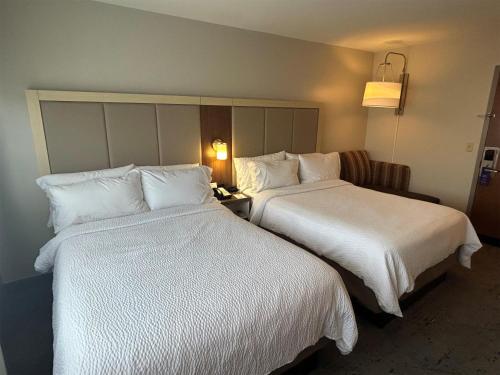 Postel nebo postele na pokoji v ubytování Best Western Roslyn-Long Island Hotel