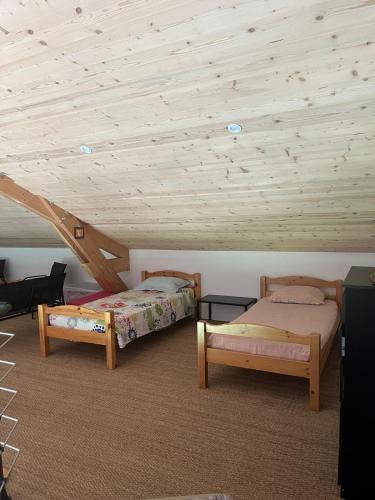 Llit o llits en una habitació de Villa Alpine