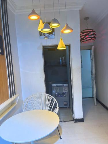 Central GRA Ikeja Luxury Huge Bedroom Apartment with 2 Living Rooms in Lagos, Fits Family, Large Kitchen, Grand Terrace, Pool, 24h Power & WiFi, 10min to Cubana, Radisson, Marriottにあるシーティングエリア