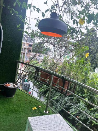 Central GRA Ikeja Luxury Huge Bedroom Apartment with 2 Living Rooms in Lagos, Fits Family, Large Kitchen, Grand Terrace, Pool, 24h Power & WiFi, 10min to Cubana, Radisson, Marriottにある庭
