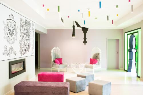 a living room with two chairs and a fireplace at Ibis Styles Gniezno Stare Miasto in Gniezno