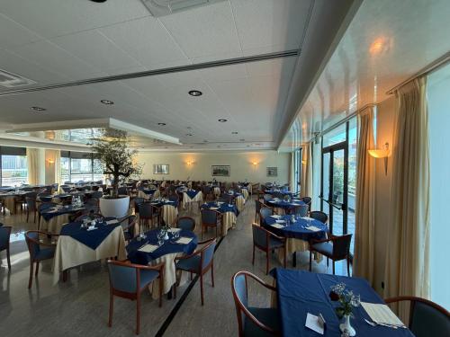 a dining room with blue tables and chairs at Hotel Costa Verde in Pineto