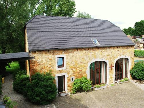 una casa de ladrillo con techo negro en Spacious Retreat, Sprimont, en Sprimont