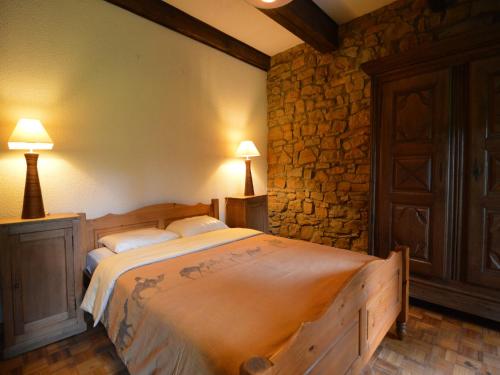 Un dormitorio con una gran cama de madera con dos lámparas. en Spacious Retreat, Sprimont, en Sprimont