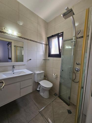 Koupelna v ubytování Luxury Duplex • 3BR • Garden + Balcony • Parking
