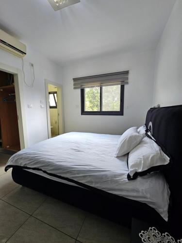 Postel nebo postele na pokoji v ubytování Luxury Duplex • 3BR • Garden + Balcony • Parking