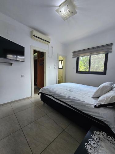 Postel nebo postele na pokoji v ubytování Luxury Duplex • 3BR • Garden + Balcony • Parking