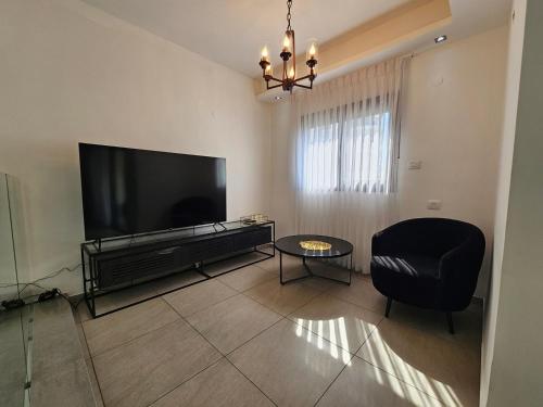 TV a/nebo společenská místnost v ubytování Luxury Duplex • 3BR • Garden + Balcony • Parking