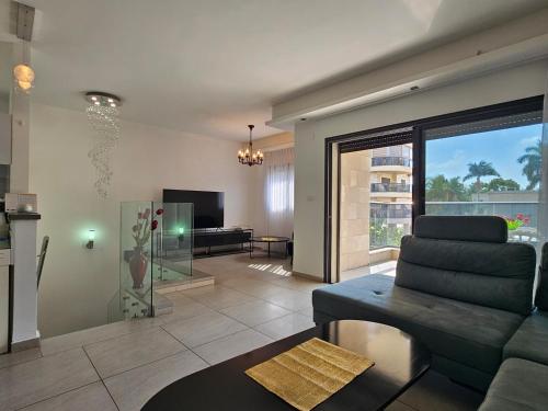 Posezení v ubytování Luxury Duplex • 3BR • Garden + Balcony • Parking