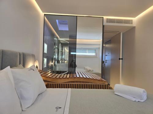 Schlafzimmer mit einem Bett mit einer großen Glaswand in der Unterkunft Caparica Luxury Apartment by HOST-POINT in Costa da Caparica
