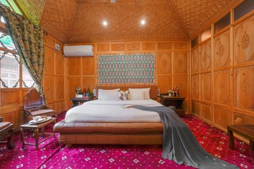 Ένα ή περισσότερα κρεβάτια σε δωμάτιο στο SaffronStays Prince of Kashmir