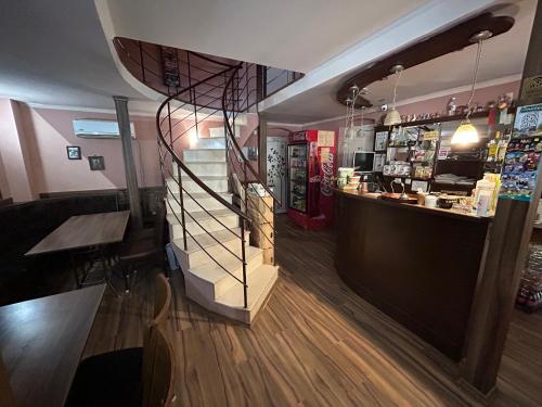 ZărkwischteにあるСемеен хотел Модерния ханのカウンターとテーブルとバーのあるレストラン