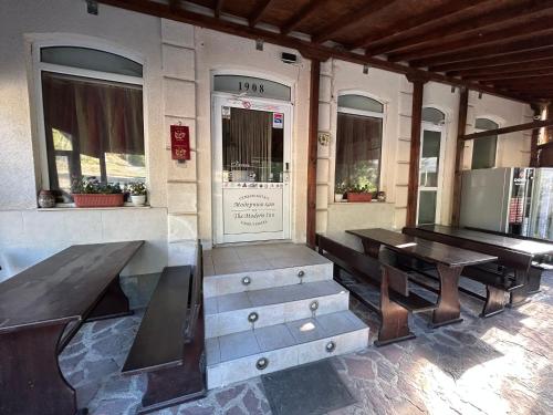 ZărkwischteにあるСемеен хотел Модерния ханのパティオ(ベンチ2台、テーブル、ドア付)