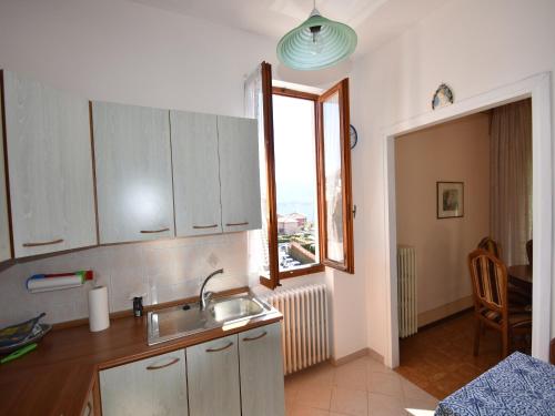 Η κουζίνα ή μικρή κουζίνα στο Spacious Retreat in Cannero