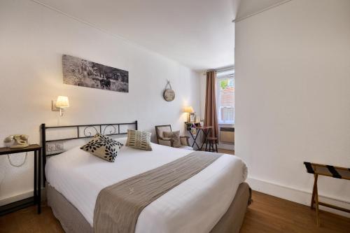Ένα ή περισσότερα κρεβάτια σε δωμάτιο στο The Originals Boutique, Hôtel de la Balance, Montbéliard