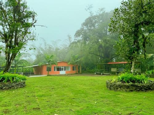 Taman di luar Forest 15 minutes from Manta! Beach nearby