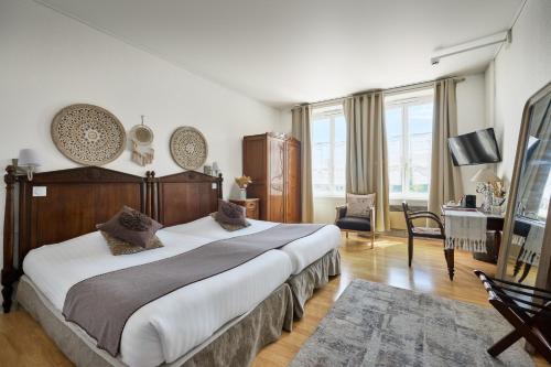 Ένα ή περισσότερα κρεβάτια σε δωμάτιο στο The Originals Boutique, Hôtel de la Balance, Montbéliard
