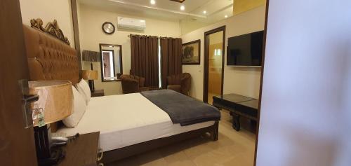 Ένα ή περισσότερα κρεβάτια σε δωμάτιο στο Hotel Luxe Heights Lahore