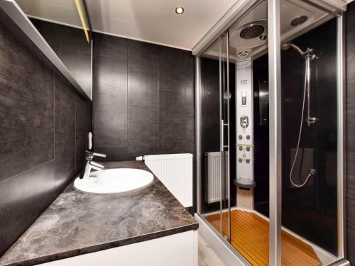 Ένα μπάνιο στο Modern family home with wellness