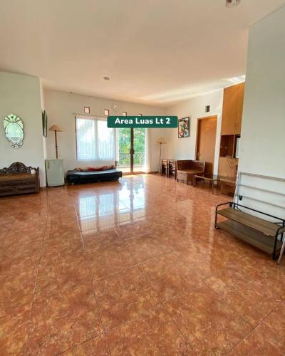 a living room with a large room with a large floor at Mukidi in Brujul
