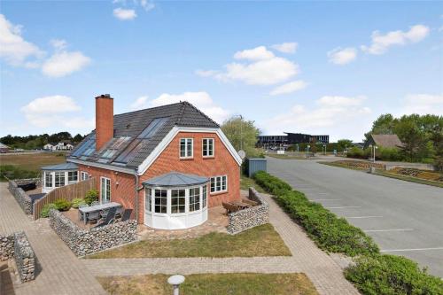 a red brick house with a porch on a street at 0372-Romo-Sonder-Frankel-8 in Havneby