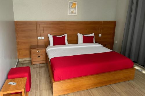 Una cama o camas en una habitación de BUSINESS CLASS HOTEL - Rubavu