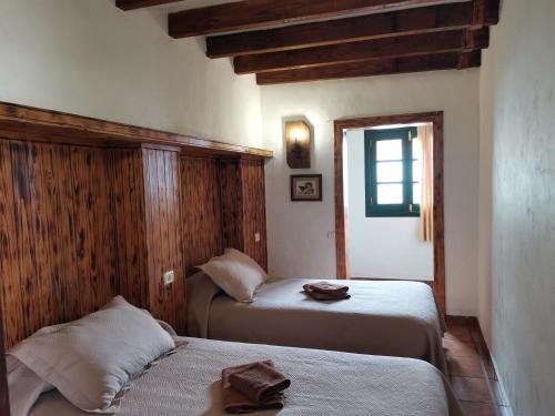 a bedroom with two beds and a window at La Brujita in Frontera