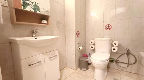 Un baño pequeño con inodoro y lavabo. en SPECIAL OFFER -50 Percent OFF - City Center - Free Parking - Sleep 5, en Ayia Napa