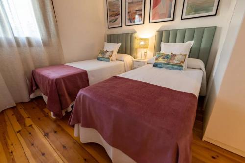 two beds in a hotel room with at Apartamentos Rurales la Campiña in Casiñas Bajas