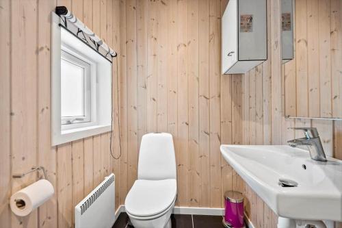 ein Badezimmer mit einer weißen Toilette und einem Waschbecken in der Unterkunft BV377 Blåvand - Fynsland 7 in Blåvand