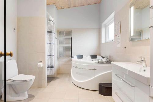 Un baño con bañera, inodoro y lavabo. en 0341-Romo-Vestergade-351, en Sønderby