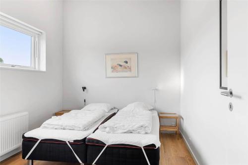 Dos camas en una habitación blanca con ventana. en 0341-Romo-Vestergade-351, en Sønderby