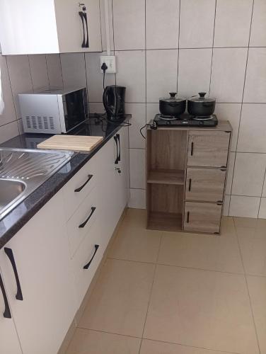 Dapur atau dapur kecil di Visitors' Paradise Guest House