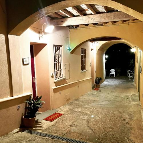 an empty hallway of a house with an archway at Refined Apartment in Lastra a Signa - 77 sqm - Air Conditioning in Lastra a Signa