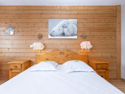 a bedroom with a white bed with wooden walls at Charmant appartement à Avoriaz pour 6 pers, avec Wi-Fi et casier à ski - FR-1-314-119 in Avoriaz