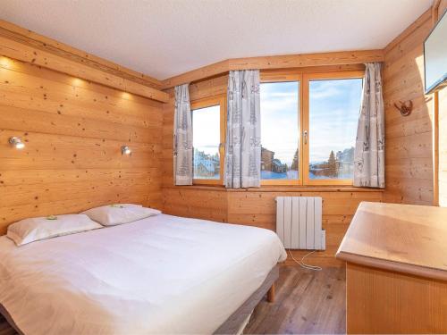 a bedroom with a bed and a desk and windows at Charmant Appartement Rénové de 3 Chambres au Centre d'Avoriaz, Proche des Commerces et Pistes - FR-1-314-116 in Avoriaz