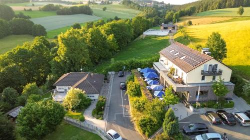 an aerial view of a house with a parking lot at Landgasthof Am Sonnenhang in Vohenstrauß