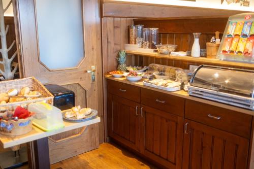 Landgasthof Am Sonnenhang في فوهنشتراوس: مطبخ مع كونتر عليه طعام