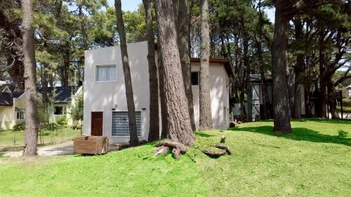 una casa con un grupo de árboles en el patio en a 1 del mar 2, en Mar Azul
