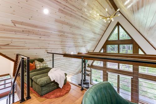 Ruang duduk di 1 Mi to Resort Beach Alpine Lake A-Frame!