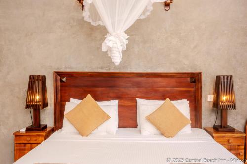 Postel nebo postele na pokoji v ubytování Central Beach Inn