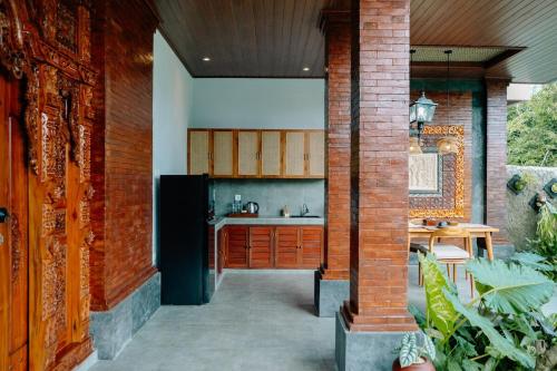 Η κουζίνα ή μικρή κουζίνα στο Mang Yoga Ubud Villa