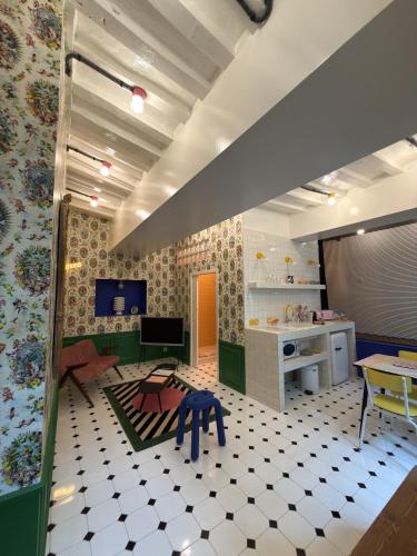a room with a classroom with a table and a desk at LE SIMONE -Centre Historique in Rennes