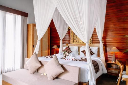 Ένα ή περισσότερα κρεβάτια σε δωμάτιο στο Mang Yoga Ubud Villa