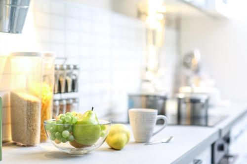 a bowl of fruit on a counter in a kitchen at Housing Staci in Santo Domingo