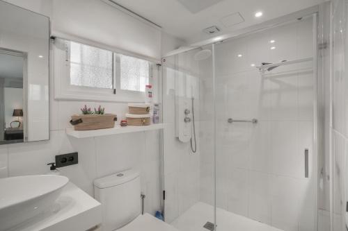 a bathroom with a shower and a toilet and a sink at Entre el cielo y el mar Puerto Rico in Mogán