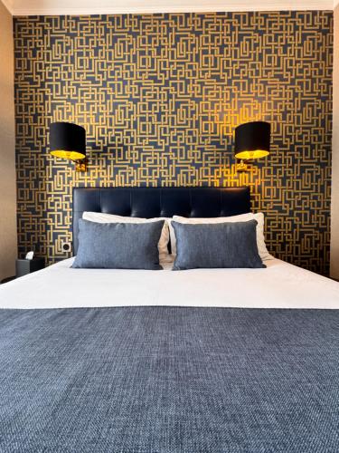 Ένα ή περισσότερα κρεβάτια σε δωμάτιο στο Churchill Hotel Bayeux Centre