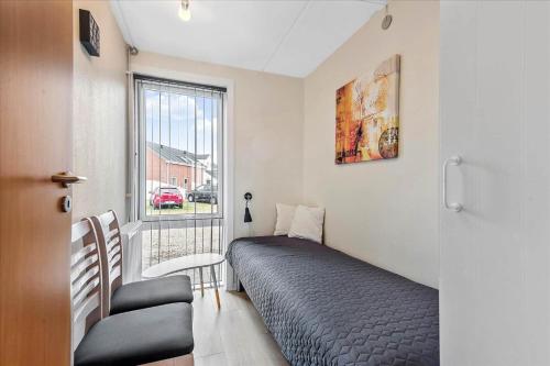 Sønderbyにある0417-Romo-Vestergade-199-Ap-182のベッドと窓のある小さな寝室