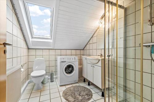 Sønderbyにある0417-Romo-Vestergade-199-Ap-182のバスルーム(トイレ、洗濯機付)
